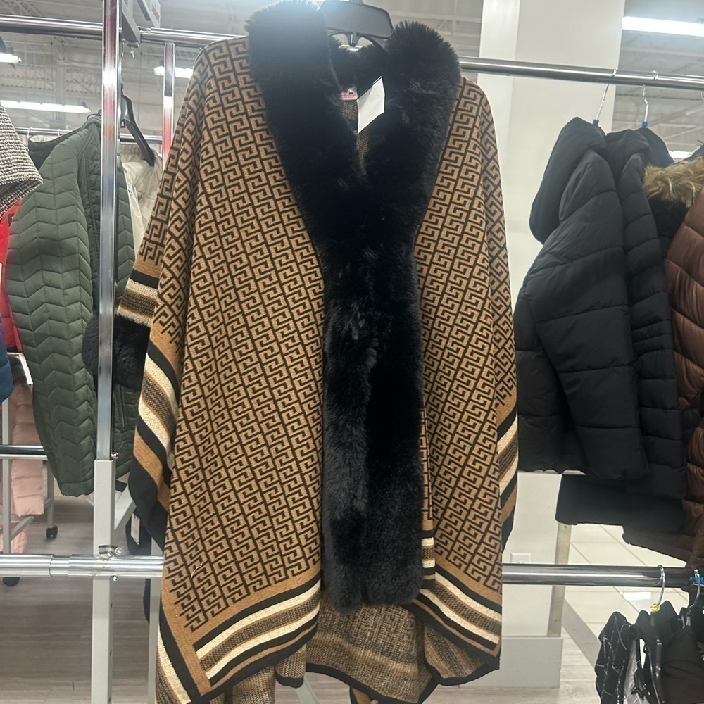 Poncho cape with faux fur. Amazinf deal‌‌‌‌‌‌‌‌‌‌‌‌‌